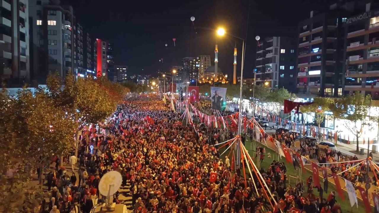 Bursa’da onbinlerce kişi Cumhuriyet coşkusuna ortak oldu
