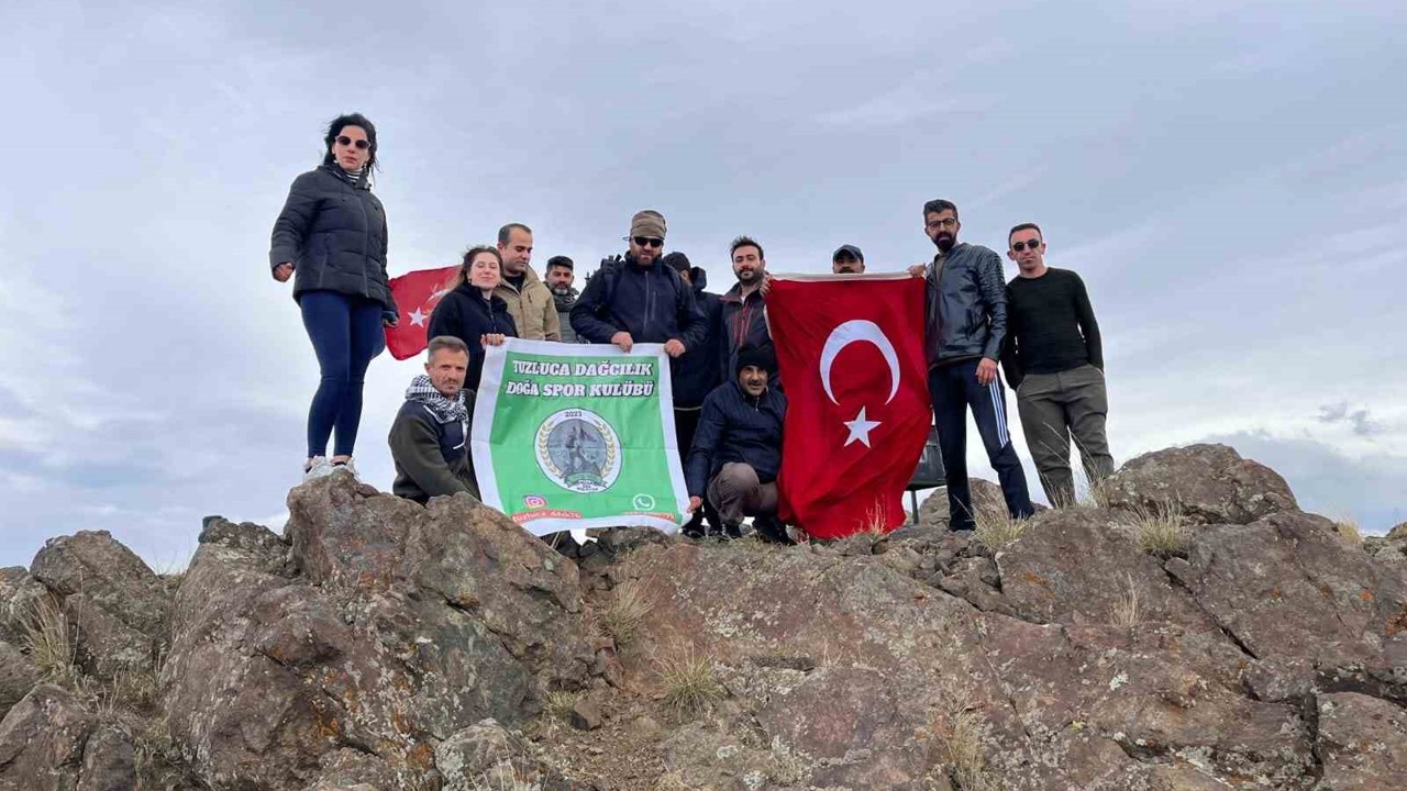 Iğdır’da dağcılardan Cumhuriyet Bayramı’na özel Tekelti Dağı zirve tırmanışı
