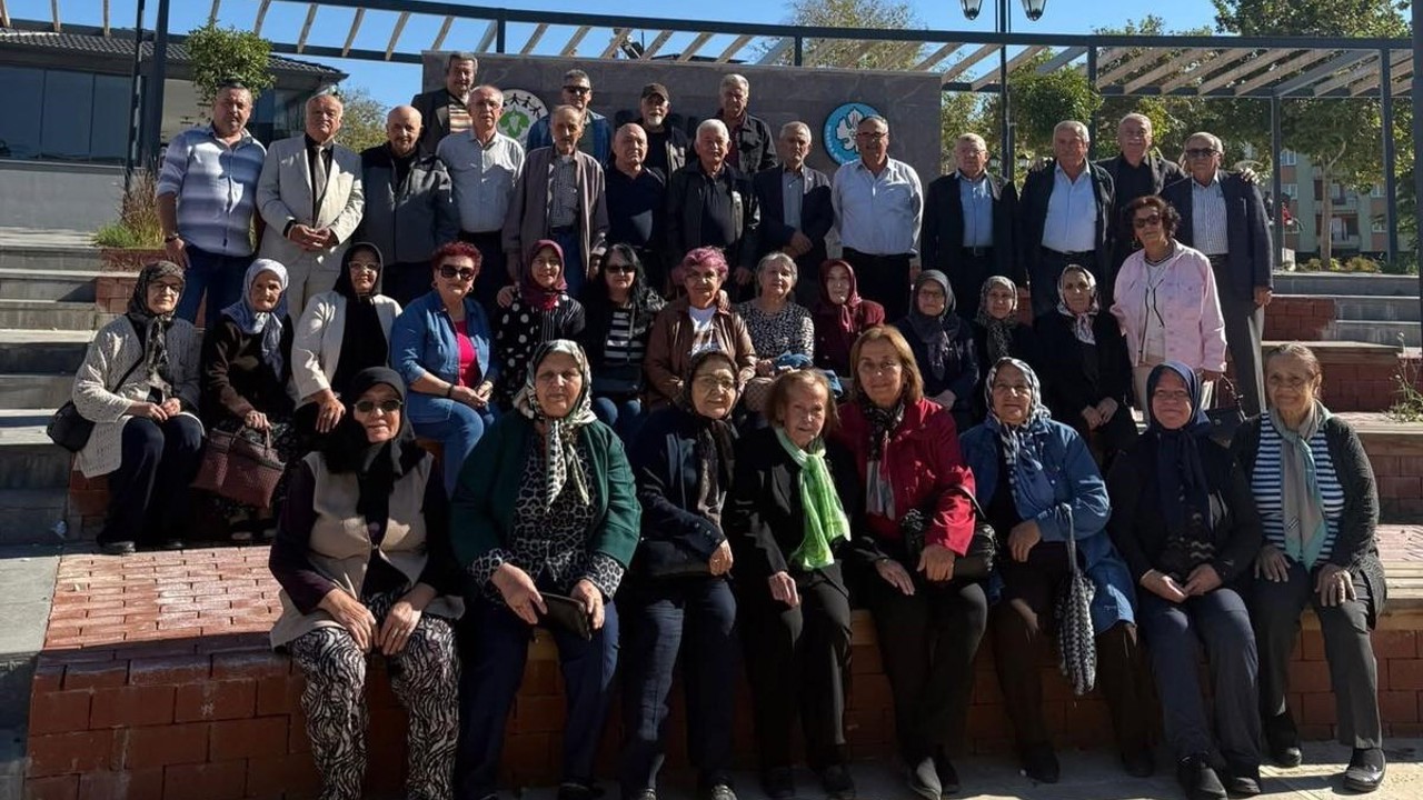 57 yıl sonra ilkokul öğretmenleriyle buluştular
