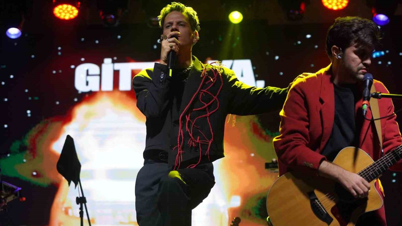 Bilecik’te sağanak yağışa rağmen binlerce kişi Madrigal konseriyle coştu
