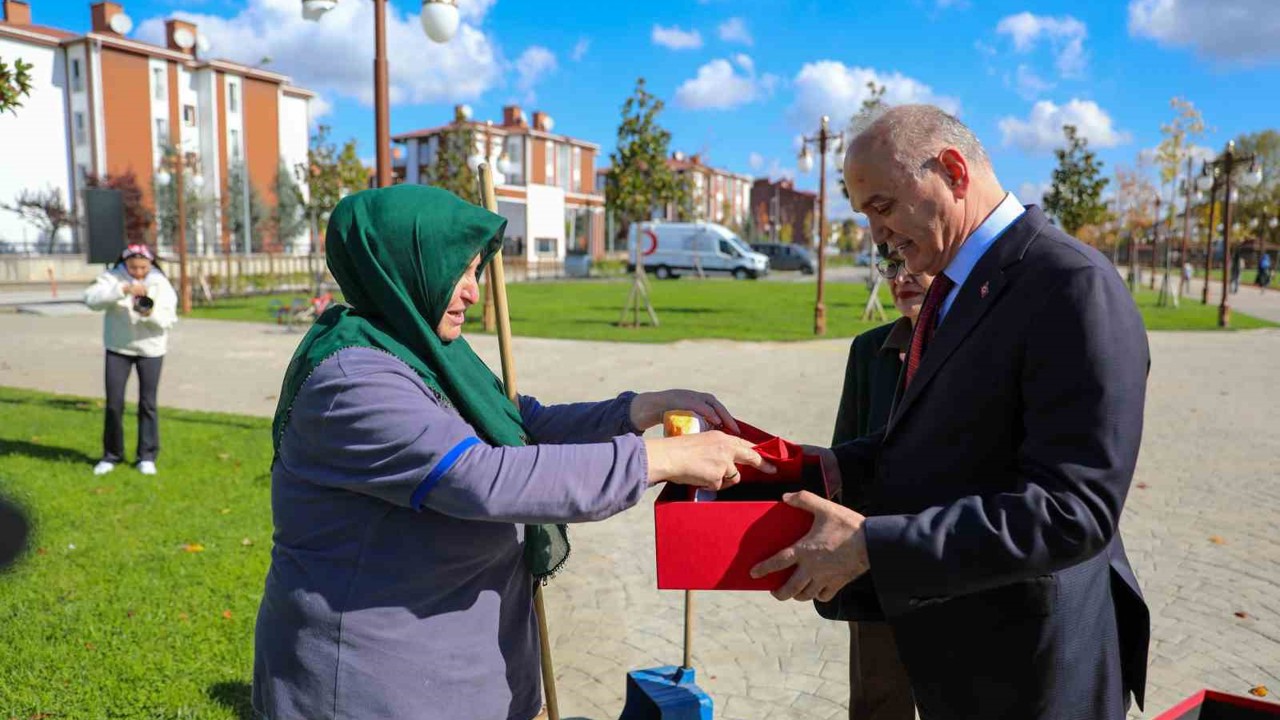 Türk bayrağını yere düşürmemek için gösterdiği duyarlılık yürekleri ısıttı
