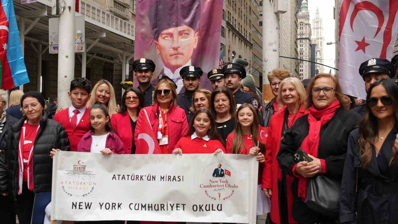 New York’ta Türk ve Amerikan bayrakları göndere çekildi
