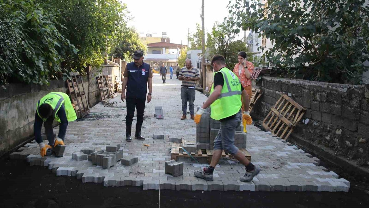 Hatay Büyükşehir Belediyesi, gece gündüz süren çalışmalarıyla selin vurduğu Payas’ta vatandaşlara rahat nefes aldırdı
