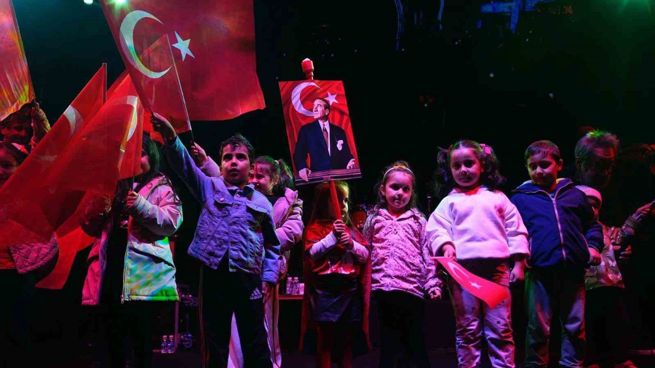 Sancaktepe’de Cumhuriyet coşkusu fener alayı ve Feridun Düzağaç konseriyle zirveye ulaştı
