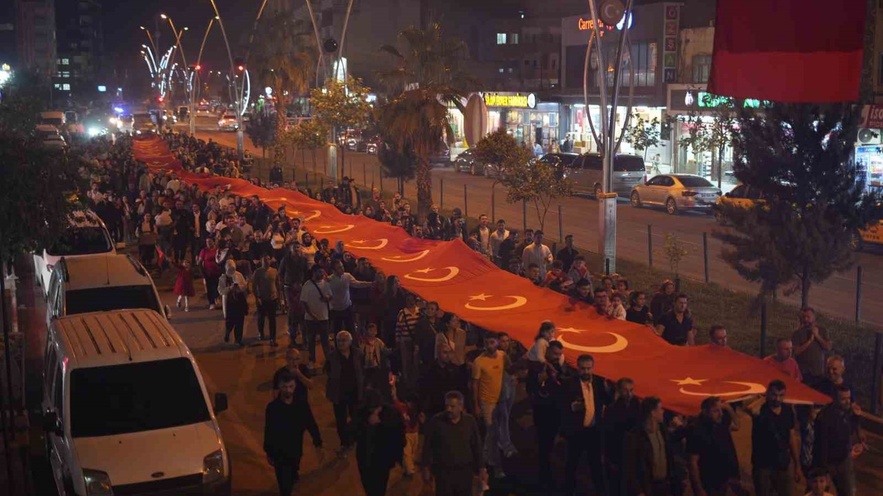 Şırnak’ta Cumhuriyet Bayramı coşkusu: 300 metrelik Türk bayrağıyla yürüyüş, Kürtçe şarkılarla kutlama
