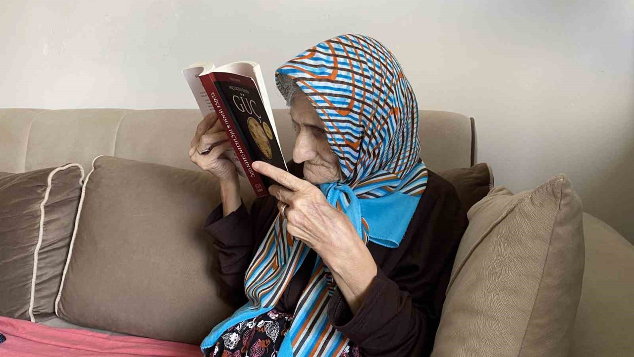 Bir gözü görmeyen 70 yaşındaki Sema teyze kitap okumaktan ve örgü örmekten vazgeçmiyor
