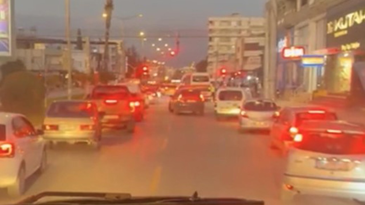 Yangına giden itfaiyeye fermuar sistemiyle yol verdiler
