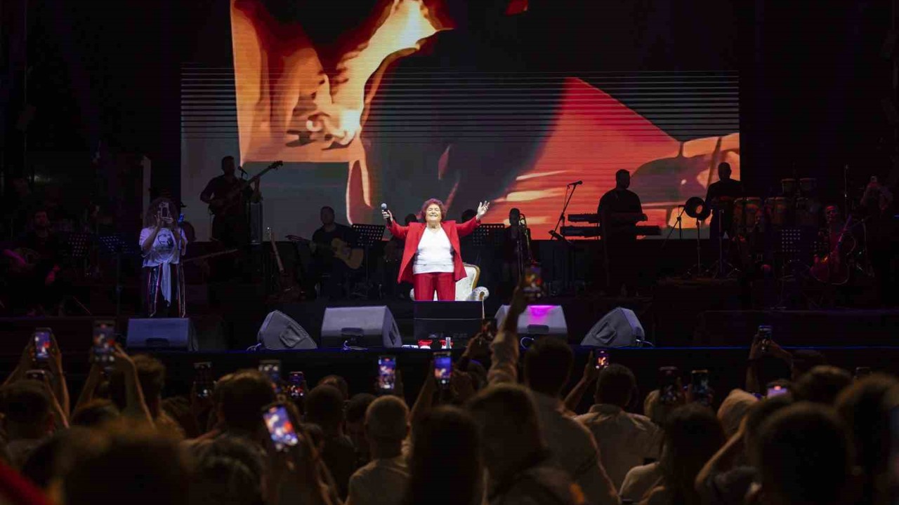 Selda Bağcan, ’Mersin Gençlik Festivali’ kapsamında sahne aldı
