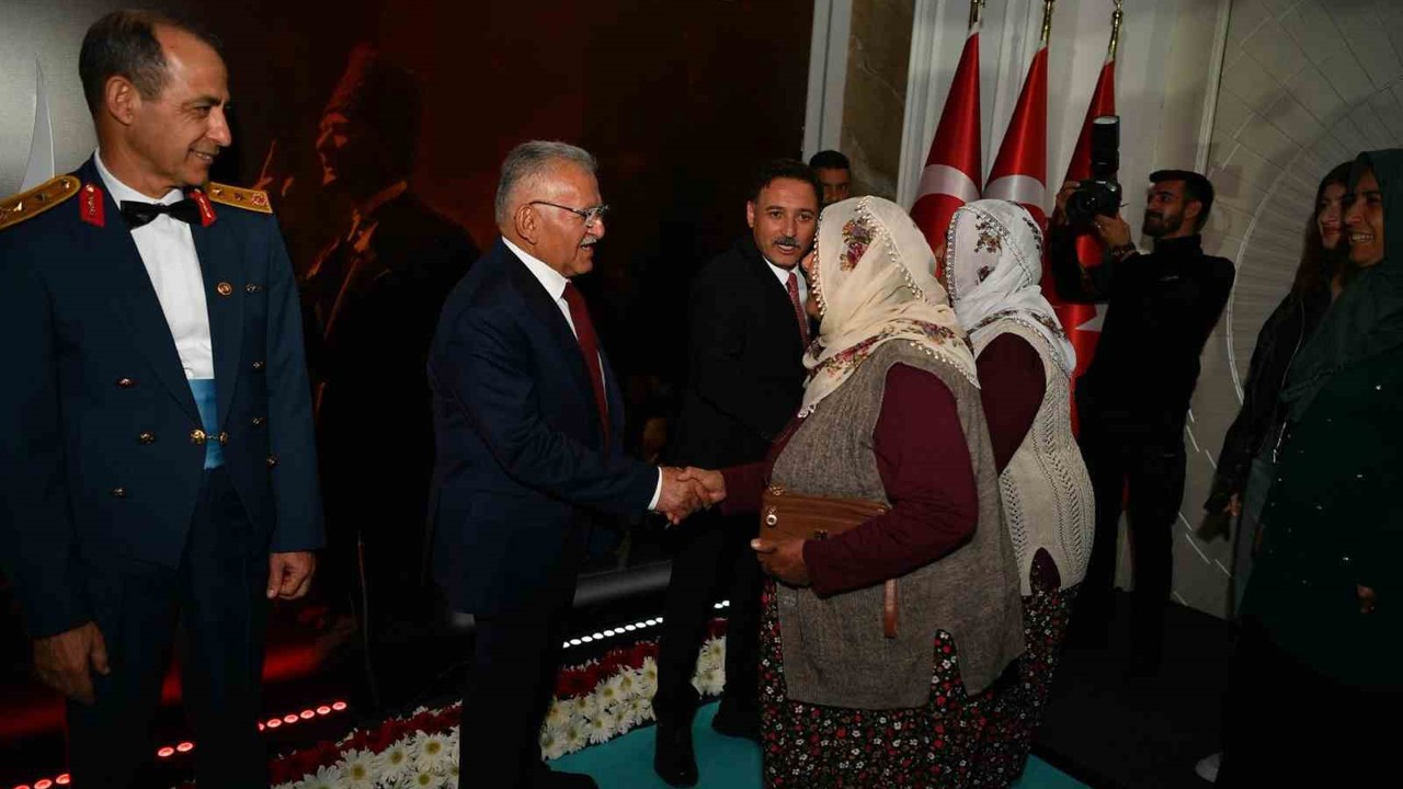 Başkan Büyükkılıç, Cumhuriyetin 102. yıl resepsiyonuna katıldı
