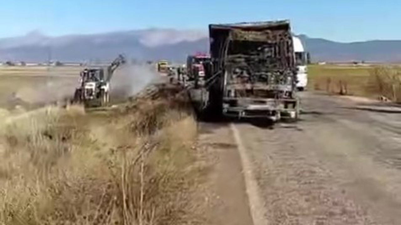 Saman yüklü kamyon yangın sonrası kullanılamaz hale geldi
