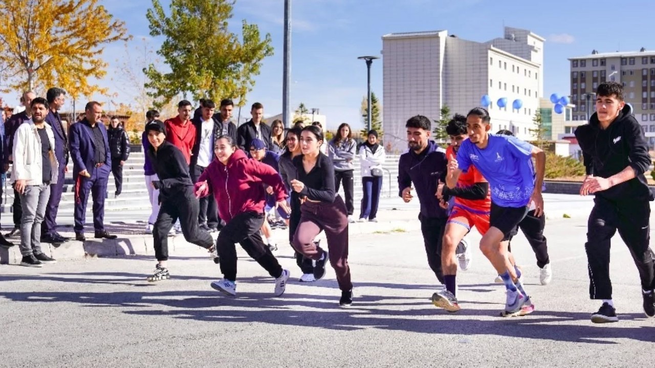 Cumhuriyet Koşusu gençlerin enerjisiyle tamamlandı
