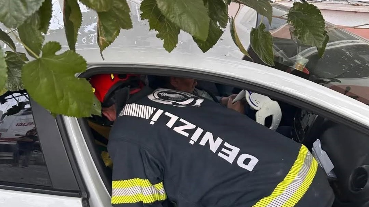 Denizli’de yoldan çıkan otomobil önce ağaca sonra eve çarptı

