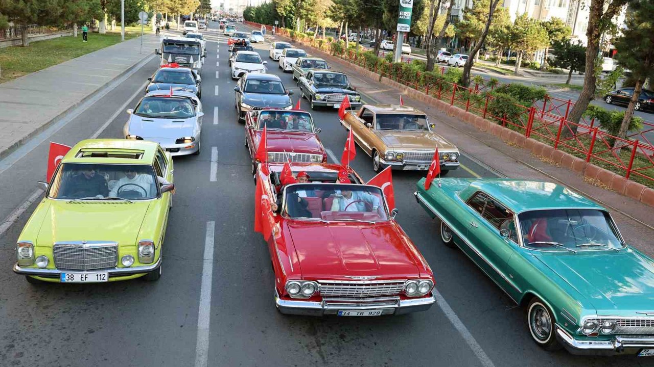 Talas’ta klasik araçlarla Cumhuriyet coşkusu
