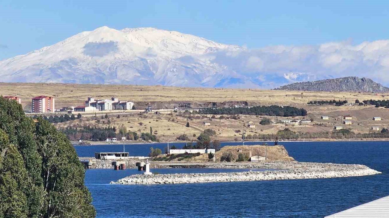 Tatvan’ın yüksek kesimleri beyaza büründü
