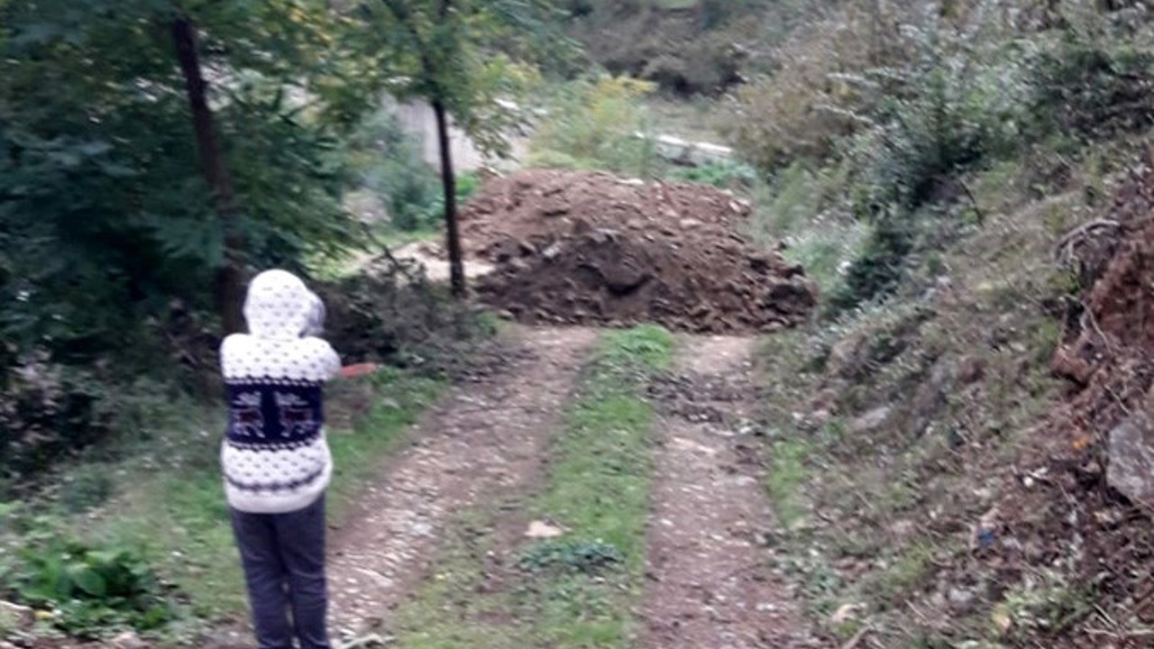 Giresun’da köy yolu arazi sahibi tarafından kapatıldı
