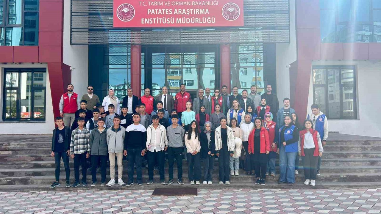 Gençler, "Gönüllü Hasat Projesi"  kapsamında patates hasadı yaptı
