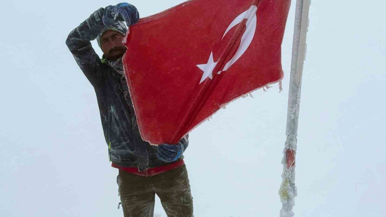 Elazığlı sporcu Cumhuriyet coşkusunu Erciyes’in zirvesine taşıdı
