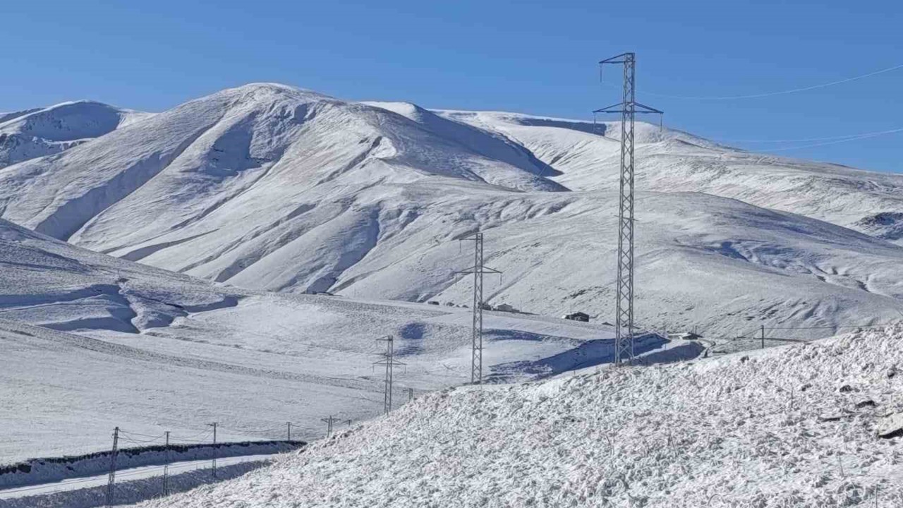 Taşlıçay’da kar yağışıyla Gündoğdu köyü beyaza büründü
