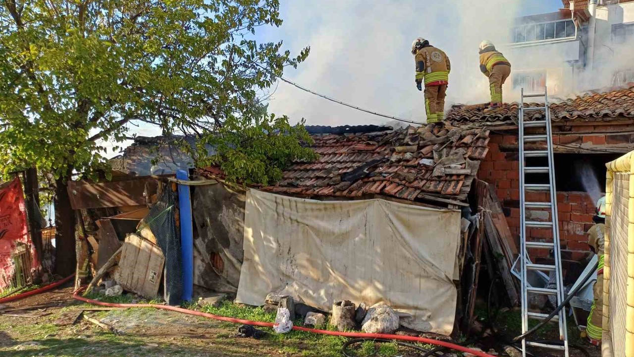 Metruk binada çıkan yangın korkuttu
