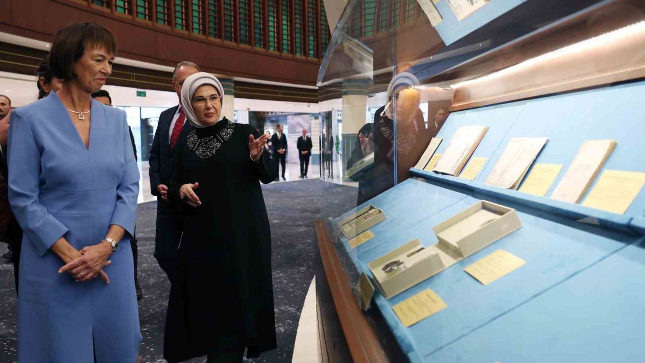 Emine Erdoğan, Almanya Başbakanı Merz’in eşiyle Millet Kütüphanesi’ni ziyaret etti
