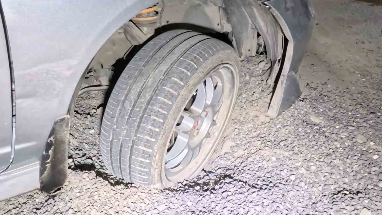 Belediye ve MEDAŞ’ın kazdığı çukurlar kapatılmayınca araçlar mahsur kaldı
