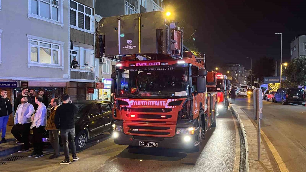 Esenler’de 5 katlı binada yangın: 15 kişi dumandan etkilendi
