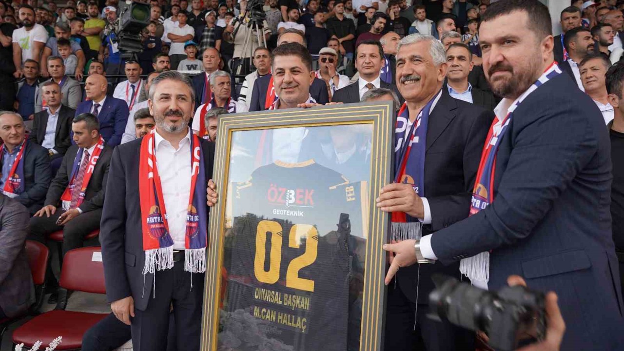 Kahta 02 Spor Kulübü’nden Başkan Hallaç’a "Onursal Başkanlık" unvanı
