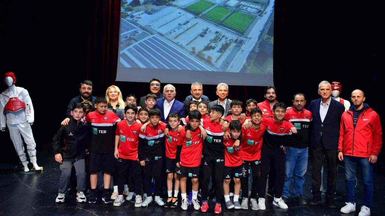 Fatih Belediyesi’nden Amatör Spor Kulüplerine malzeme desteği
