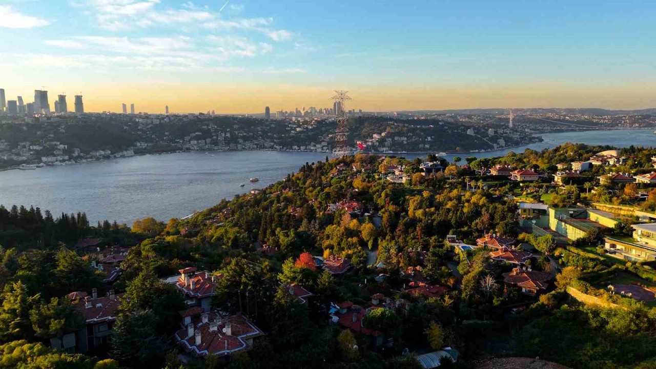 İstanbul Boğazı’nda gün batımında mest eden sonbahar manzarası
