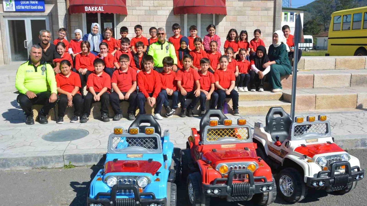 Ordu’da öğrenciler, trafik eğitim pistinde kuralları uygulamalı öğreniyor
