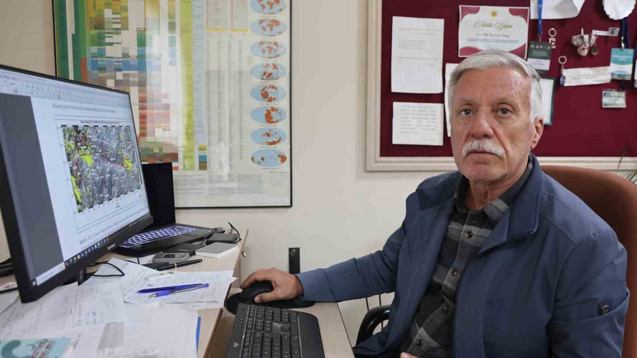 Jeoloji Uzmanı Prof. Dr.  Ercan Aksoy: Sındırgı’da 14 binin üzerinde deprem yaşandı

