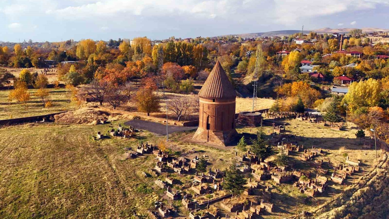 Ahlat’ın tarihi mekanlarında sonbahar güzelliği

