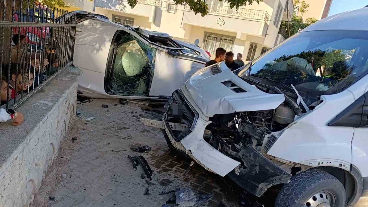 Adıyaman’da okul servisi ile otomobil çarpıştı: 5’i öğrenci 7 yaralı
