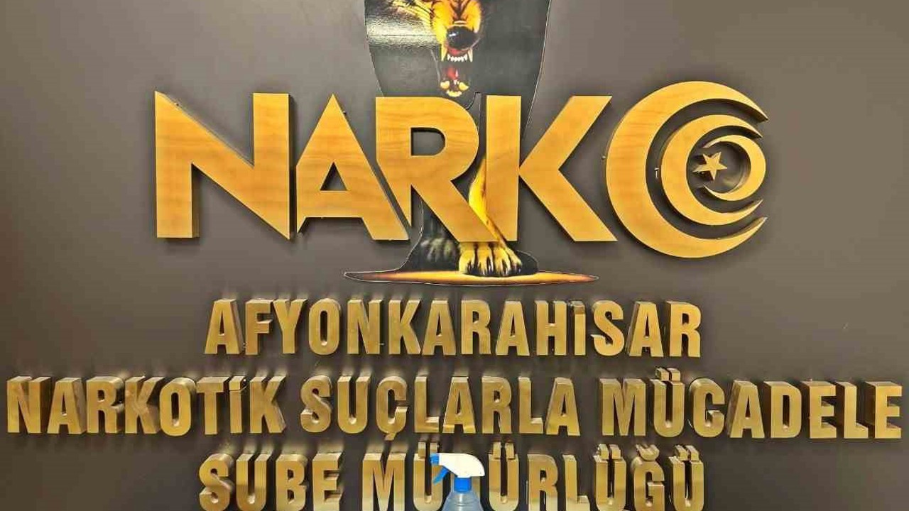 Zehir emdirilmiş rulo peçeteyi satamadan polise yakalandılar
