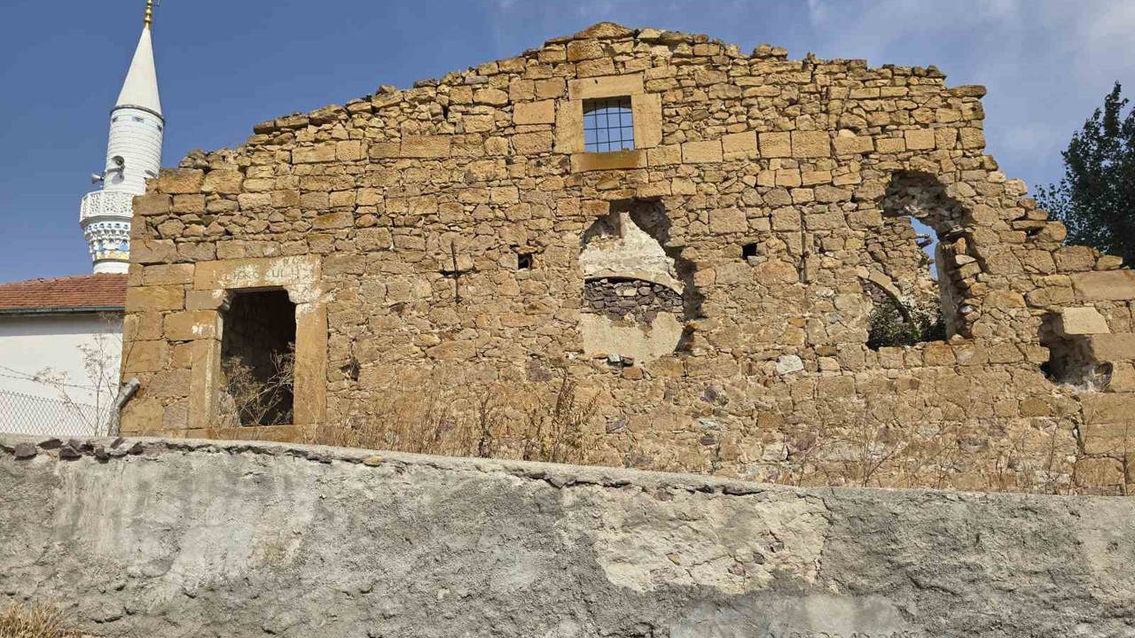 Garipler Köyü Kilisesi 300 yıllık tarihiyle zamana direniyor
