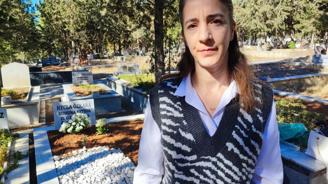 Müteahhit rekor ceza alınca genç kadın, anne ve babasının mezarında şükür duası etti
