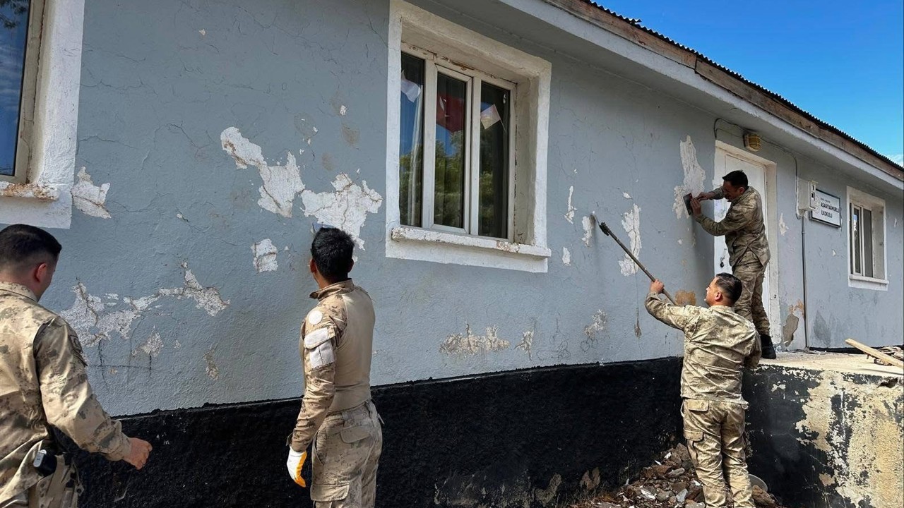 Bingöl’de jandarma ekipleri okulun bakım ve onarımını yaptı
