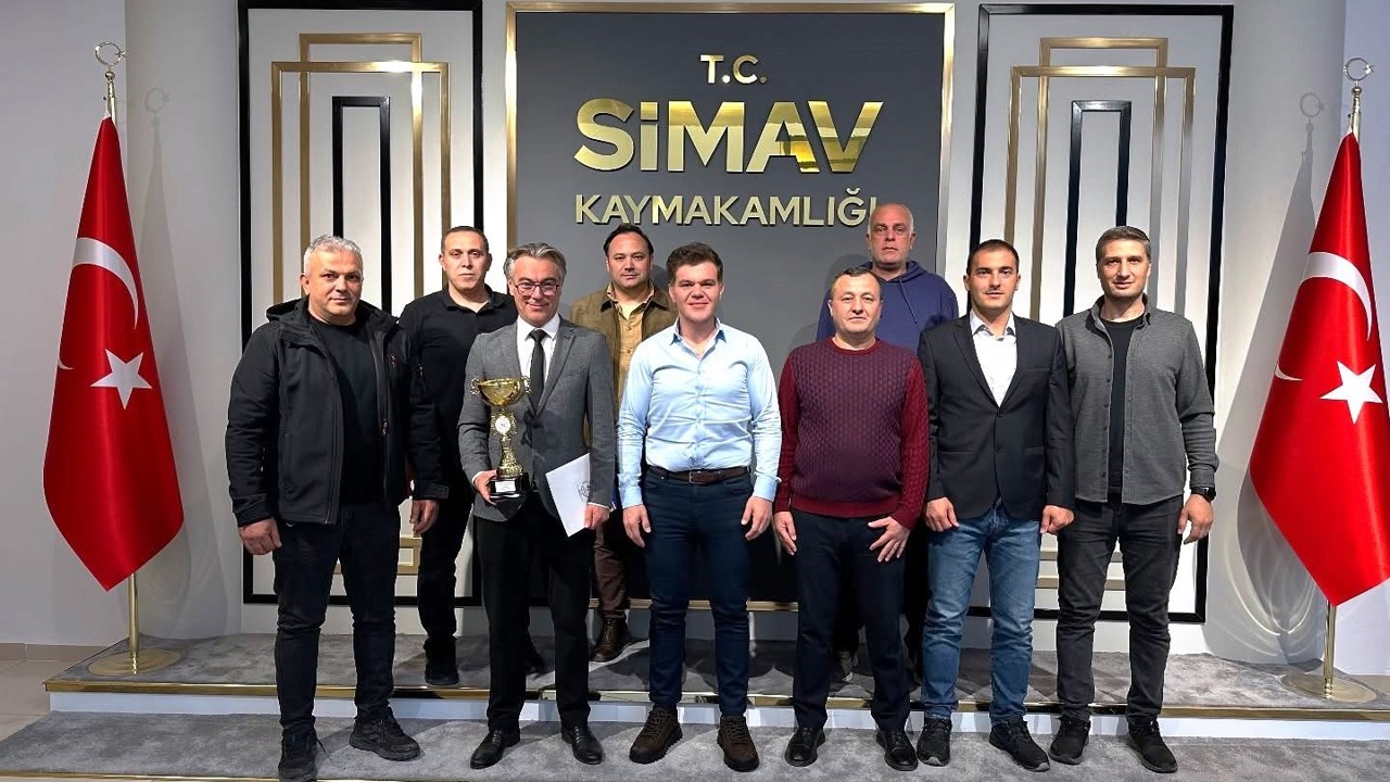 Simav Kaymakamı Karaloğlu şampiyon voleybol takımını kabul etti
