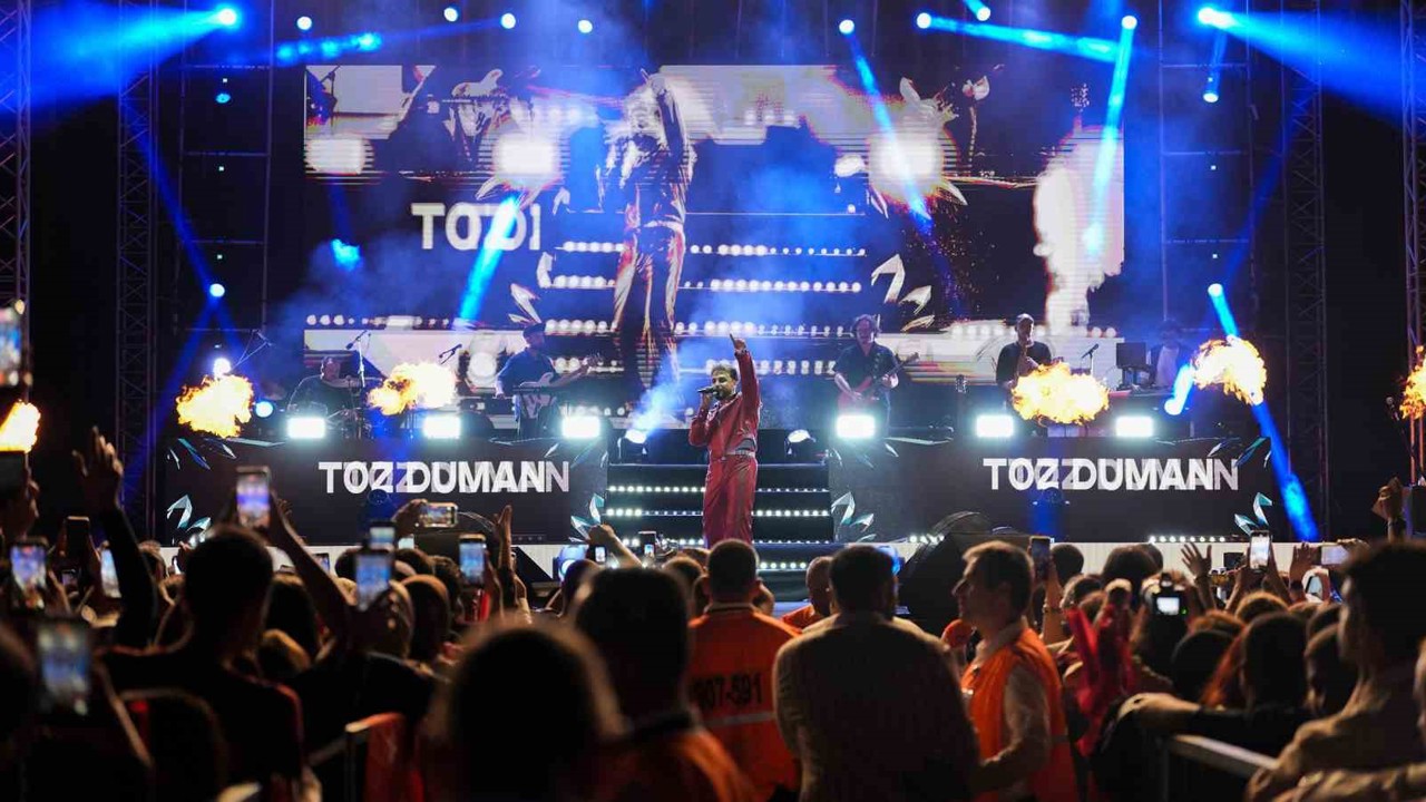 Tarsus’ta cumhuriyet coşkusu Sefo konseriyle zirveye ulaştı
