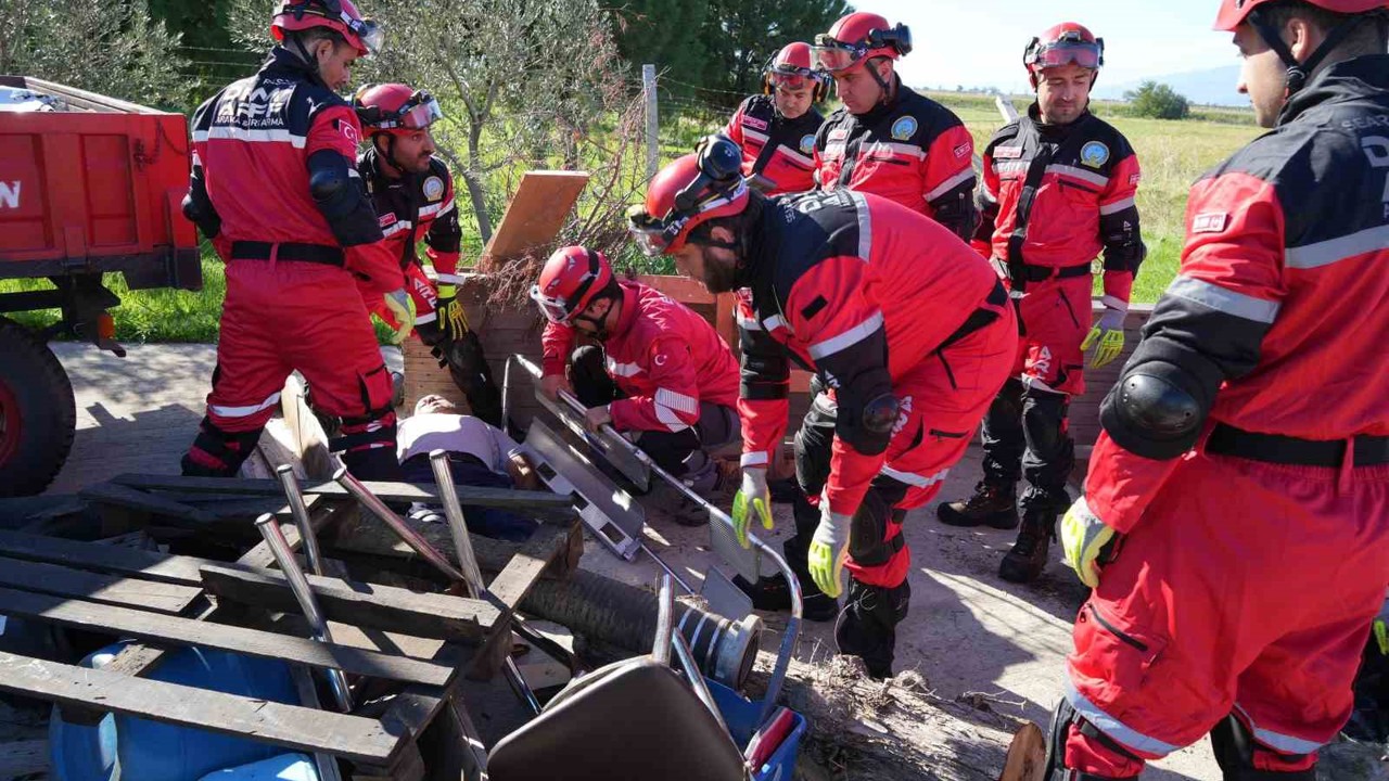 Balıkesir’deki 6.1’lik depremin ardından Koca Seyit Havalimanında ekipler kurtarma tatbikatı yaptı
