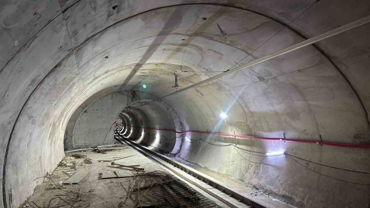 Gebze’de 4 kişiye mezar olan binanın yakınından geçen metro hattının içi görüntülendi
