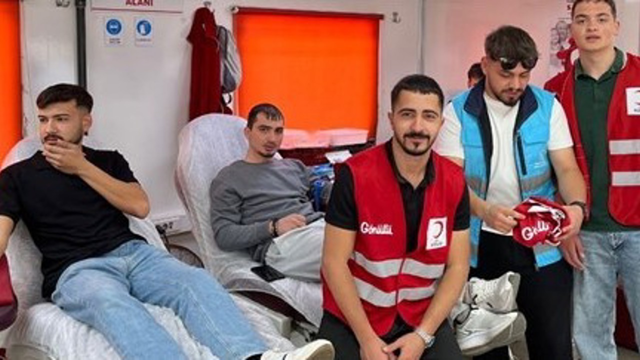 Aydın’da gönüllü öğrencilerden kan bağışı

