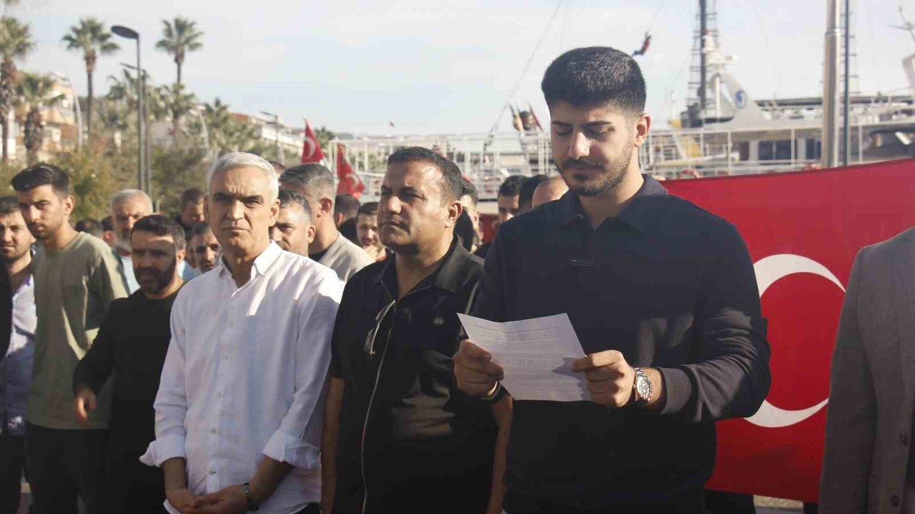 Marmaris kapalı çarşı esnafı, kapalı çarşının üstünün açılmaması için eylem yaptı
