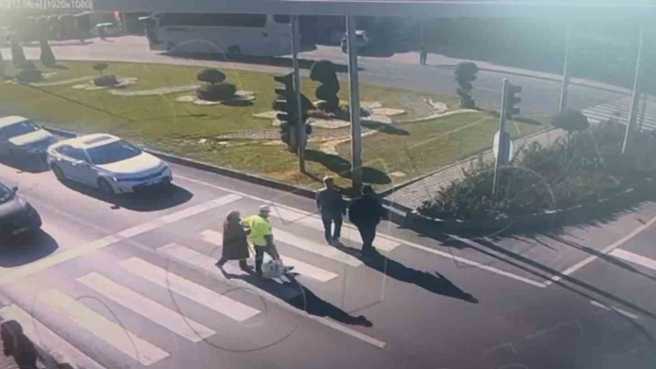 Trafik polisinden örnek davranış
