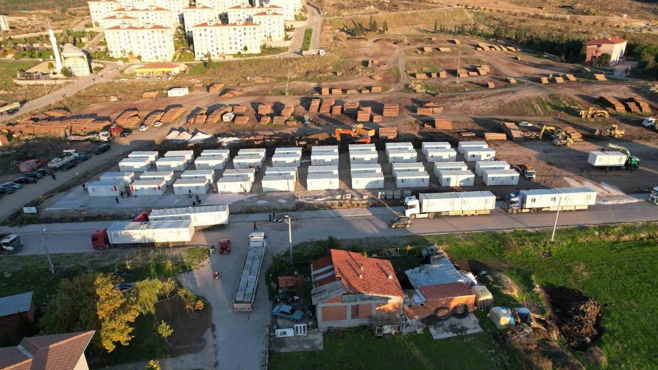 Depremin yaralarını sarmaya çalışan Sındırgı’ya konteyner kent
