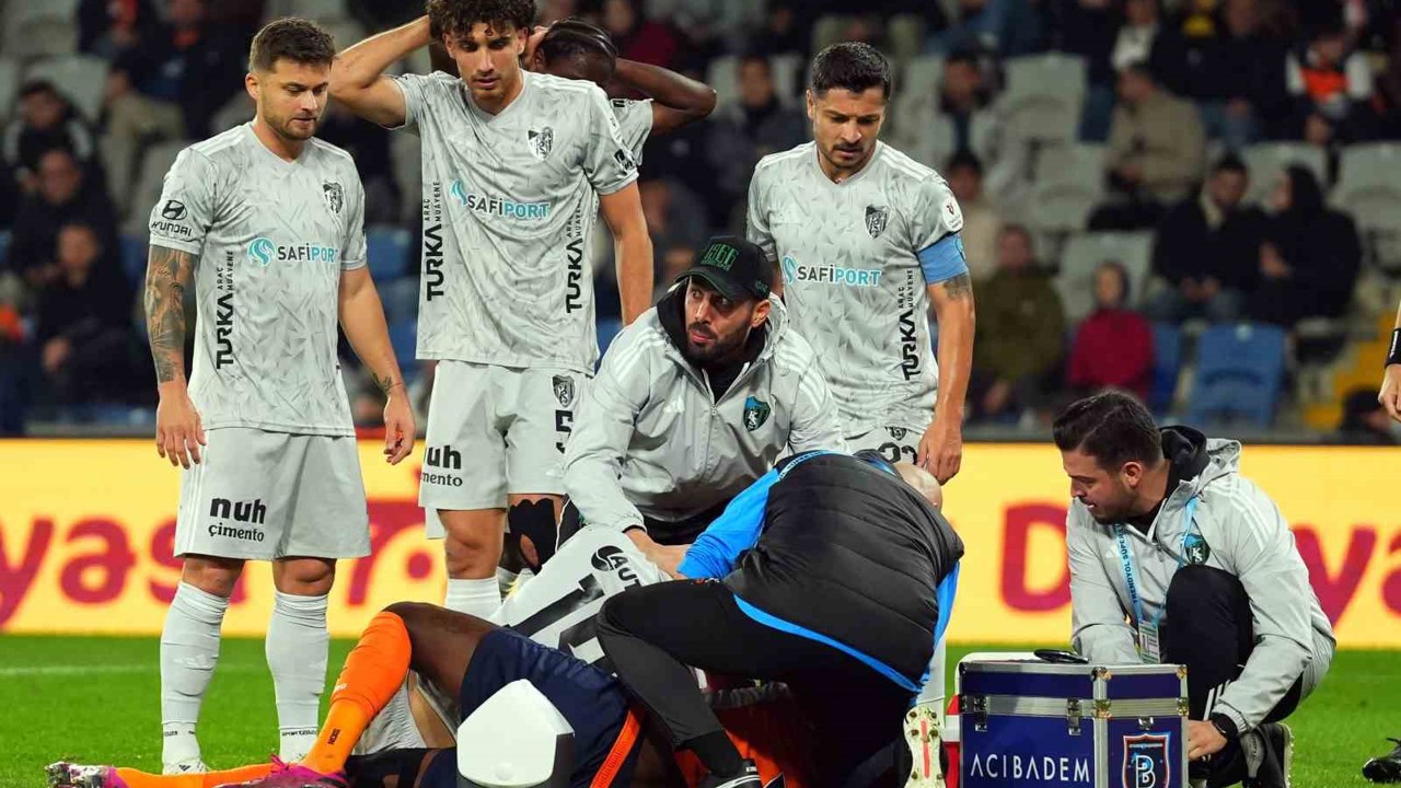 Serdar Dursun ve Jerome Opoku hava topu mücadelesinde çarpıştı
