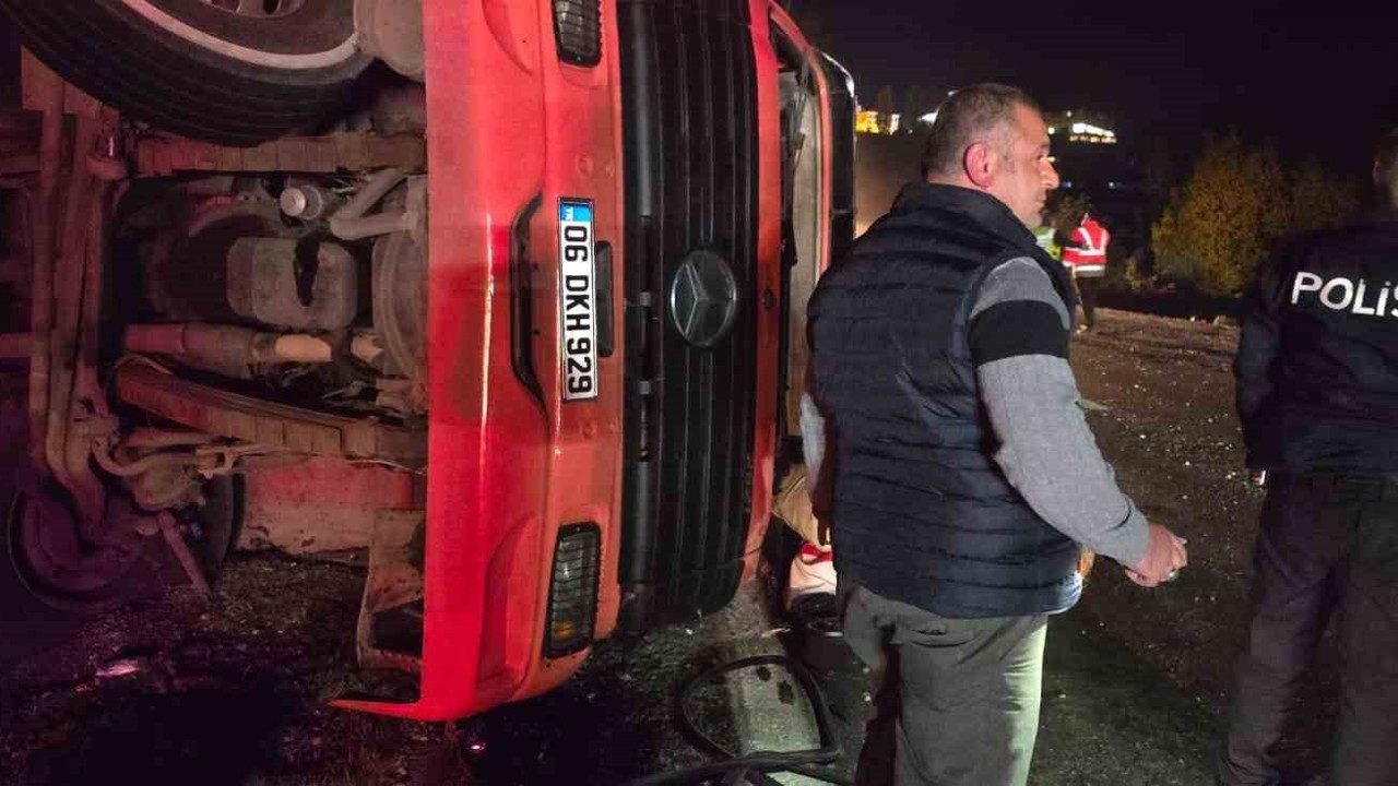 Ankara’da virajı alamayan tır devrildi: 1 yaralı
