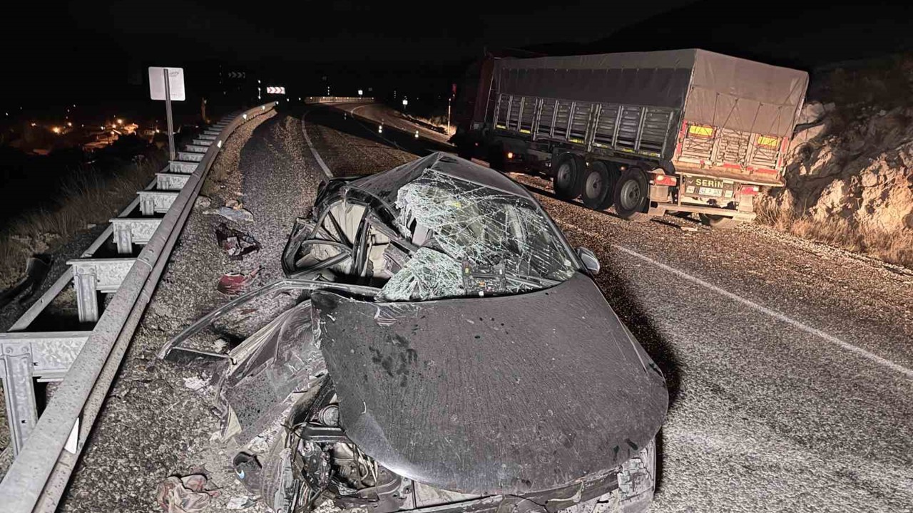 Tıra çarpan otomobilde 4 kişi yaralandı
