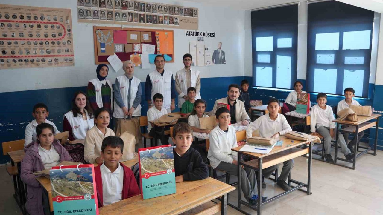 Eğil Belediyesi, çocuklara diş ve sağlıkla ilgili hediyeler dağıttı
