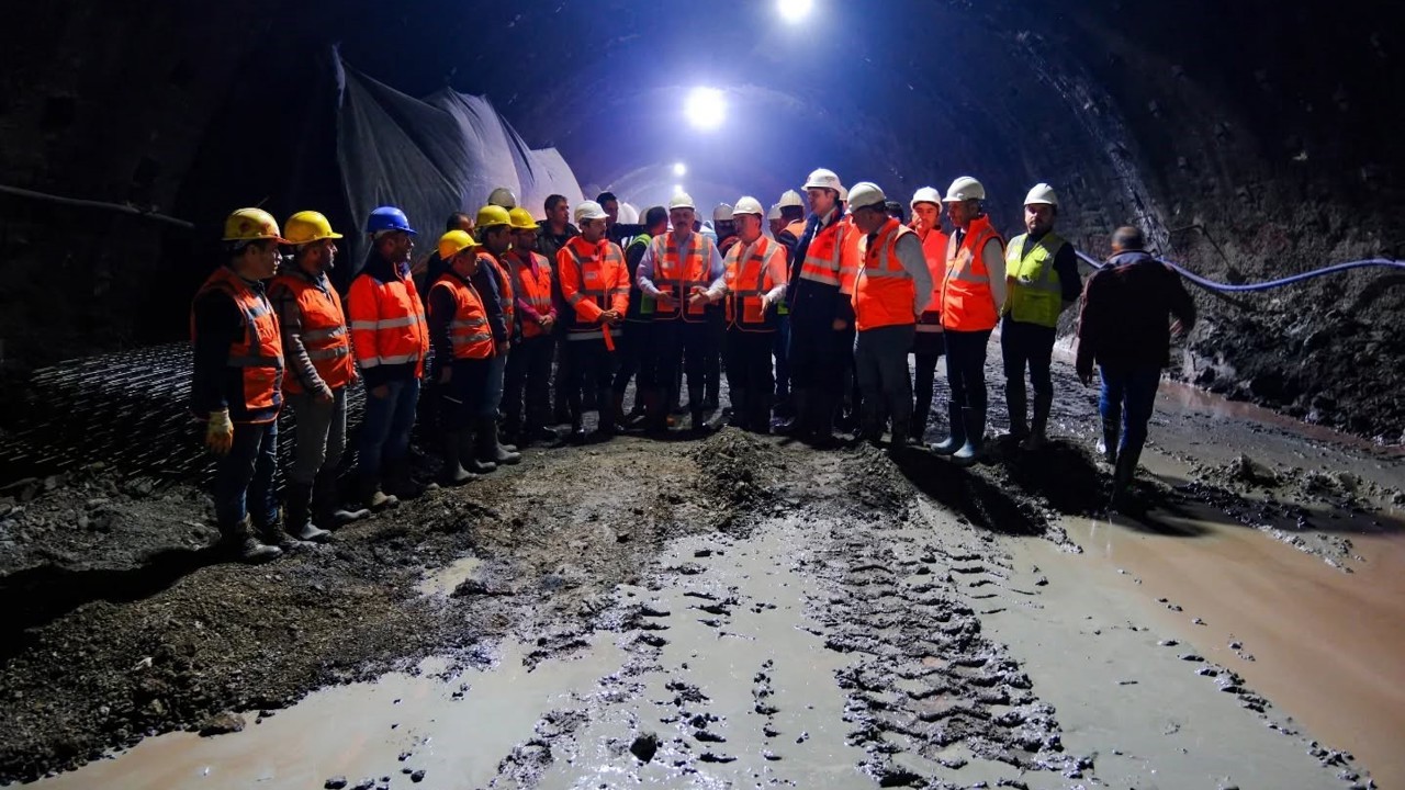 Bayburt Group İnşaat’ın 13 yıldır tamamlayamadığı Kop Tüneli’nde valiler incelemelerde bulundu
